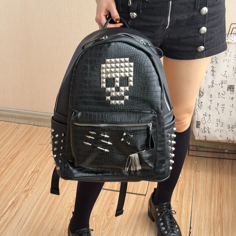 Laptop Accessories Women - กระเป๋าเป้สะพายหลังลายหนังจระเข้สีดำแบบดั้งเดิม ประดับหมุดรูปหัวกะโหลก แฟชั่นสตรีท สำหรับใส่คอมพิวเตอร์ เหมาะสำหรับผู้ชายและผู้หญิง